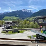 아파트 In Near Slopes *